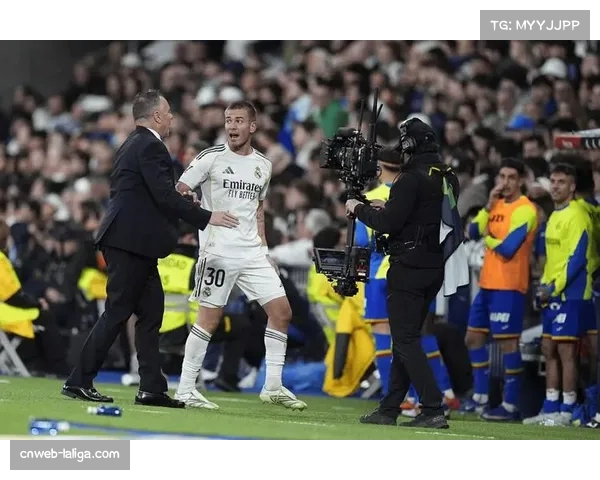 伯纳乌八万名球迷为即将退役的克罗斯起立鼓掌